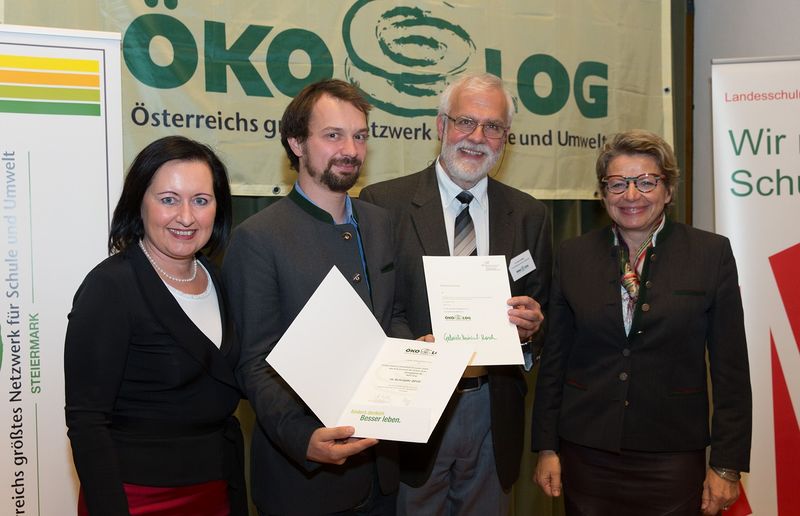 Urkunde - 10 Jahre ÖKOLOG-Schule / Weinhandl Am Foto von links: LSR Präsidentin Elisabeth Meixner, Prof. Jürgen Mack MSc (Biologieprofessor an der HLA), UBZ Prof. Mag. Uwe Kozina, LSI HR Gerda Lichtberger
