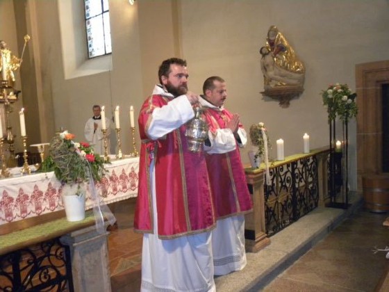 Firmung in St. Gallen / P. Ulrich Diel OSB Abt Bruno spendet unseren Jugendlichen das Sakrament der Firmung