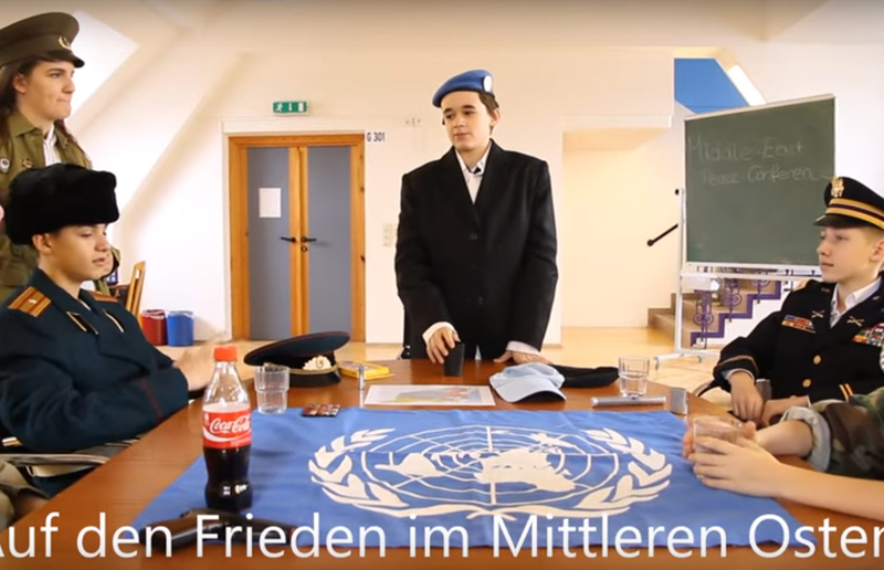 Im Siegerfilm 'The Peace Conference' treffen sich die Kriegsparteien am Runden Tisch. / Foto: Youtube/Sacre Coeur